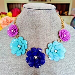 Beautiful Flowers with petals Gold Tone Rhinestone Woman's Fashion Necklace